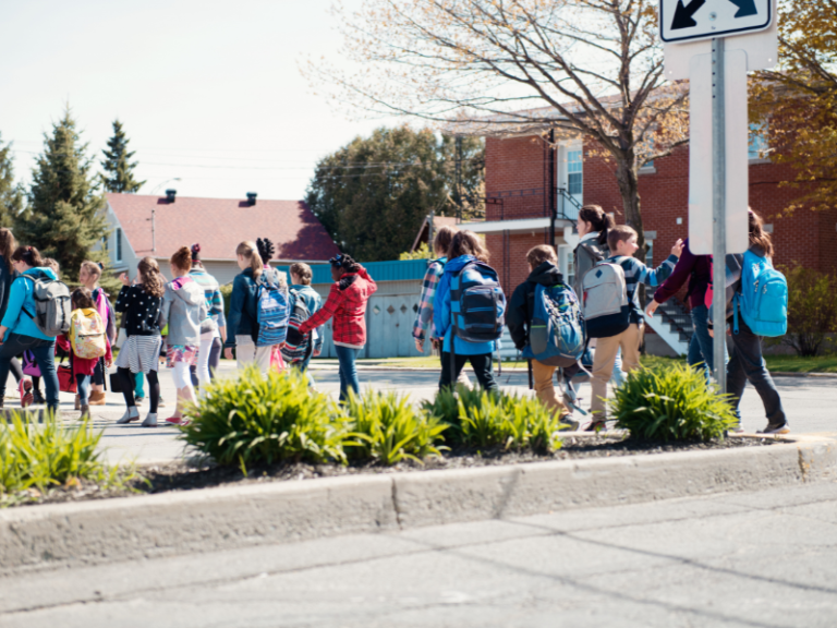 leerlingen die naar school lopen waar zij oefenen met de democratische basiswaarden